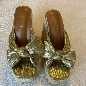 Fashion Nova “Elle” Gold Bow Wedge sz8